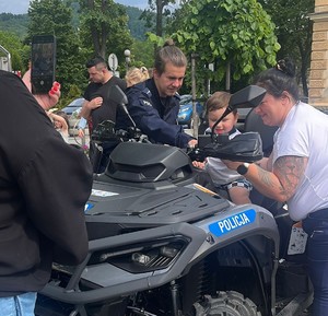 policjant, quad, płyta rynku, dzieci