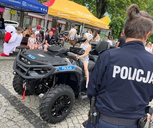 policjant, quad, płyta rynku, dzieci