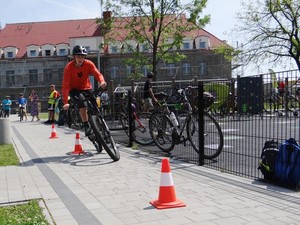 dzieci jada na rowerze przez przeszokdy