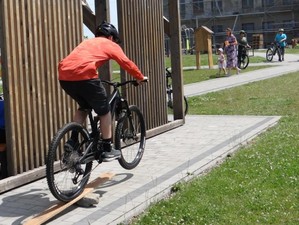 dzieci jada na rowerze przez przeszokdy