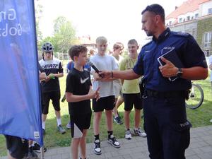 policjanci rozmawiają z młodzieżą, słonecznie, park