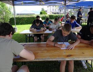 dzieci piszą test