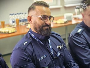 Komisarz Dariusz Stypuła policjant w mundurze