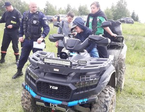 piknik, słoneczna pogoda, dzieci, pojazdy służbowe policji