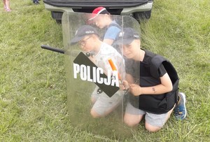 piknik, słoneczna pogoda, dzieci, pojazdy służbowe policji