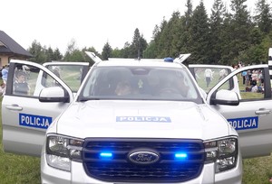 piknik, słoneczna pogoda, dzieci, pojazdy służbowe policji