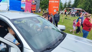 piknik, słoneczna pogoda, dzieci, pojazdy służbowe policji