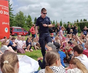 piknik, słoneczna pogoda, dzieci, pojazdy służbowe policji