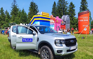 piknik, słoneczna pogoda, dzieci, pojazdy służbowe policji