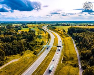 droga widoczna z lotu ptaka, słonecznie