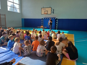 sala gimnastyczna, policjant przemawia do dzieci