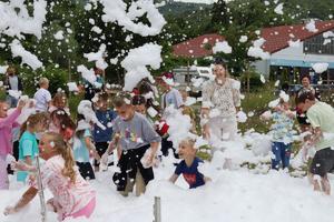 uczestnicy bawią się i korzystają z atrakcji
