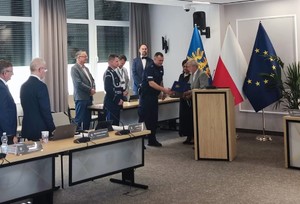 sala sesyjna, policjant odbiera gratulacje