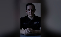 kadr z filmu, policjant zwraca się do kamery