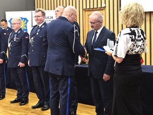 Komendant Stelmach wręcza wyróżnienia oraz gratuluje osobom