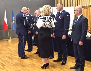 Komendant Stelmach wręcza wyróżnienia oraz gratuluje osobom