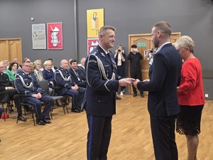 Komendant Stelmach wręcza wyróżnienia oraz gratuluje osobom