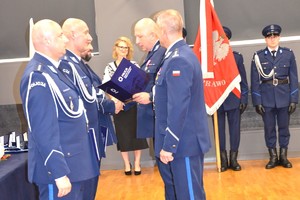 Komendant Stelmach wręcza wyróżnienia oraz gratuluje osobom