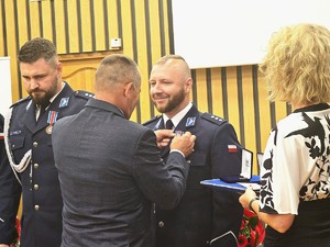 osoby otrzymymuja wyróżnienia- odznaki i medale