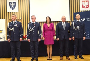osoby otrzymymuja wyróżnienia- odznaki i medale