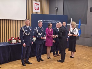osoby otrzymymuja wyróżnienia- odznaki i medale