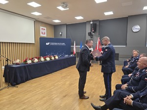 osoby otrzymymuja wyróżnienia- odznaki i medale
