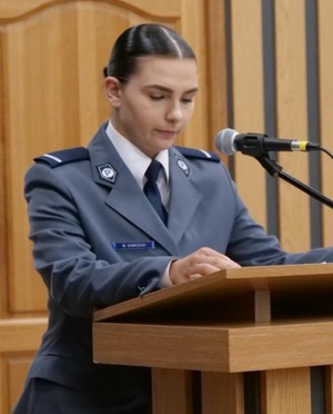 osoba przemawia za mównicą