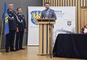 osoba przemawia za mównicą