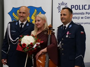 osoby pozują do zdjęcia