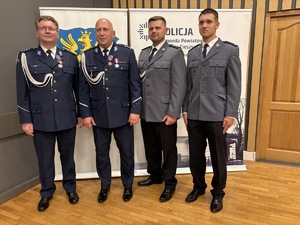 osoby pozują do zdjęcia