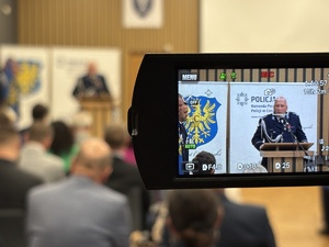 osoby pozują do zdjęcia