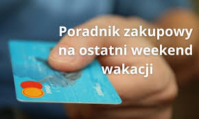 zdjęcie dłoni, która trzyma kartę kredytową