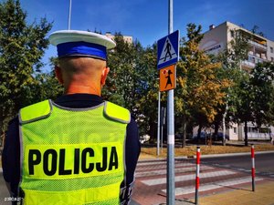 policjant obserwuje ruch na drodze, słonecznie