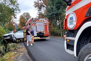 dzień, droga, uszkodzony samochód