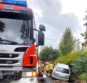 dzień, droga, uszkodzony samochód