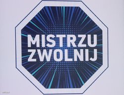 znak ośmiokątny z napisem „Mistrzu, zwolnij”