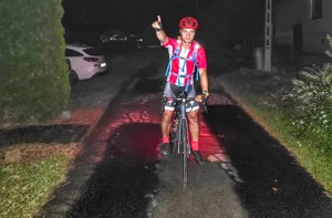 Filip Chmiel na rowerze, noc