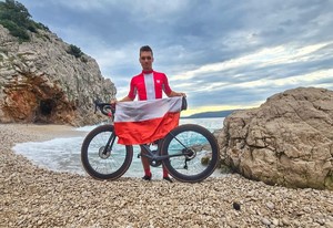 Filip Chmiel na plaży w Chorwacji, dzień, pochmurno