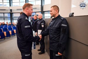 policjanci w auli komendy wojewódzkiej