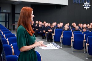 policjanci w auli komendy wojewódzkiej