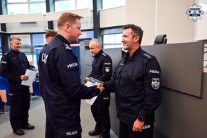 policjanci w auli komendy wojewódzkiej