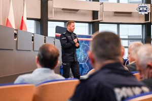 policjanci w auli komendy wojewódzkiej