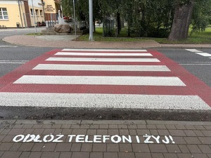 przejście dla pieszych i napis odłóż telefon i żyj