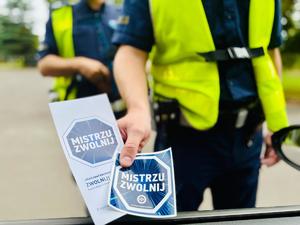 zdjęcia prezentujące naklejki z napisem Mistrzu, zwolnij