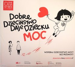 napis dobre dzieciństwo daje dziecku moc oraz obrazek uśmiechniętego dziecka
