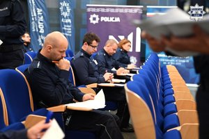 policjanci siedzą i piszą test