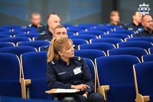 policjanci siedzą i piszą test