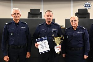 zwycięzca z pucharem w towarzystwie Komendanta Wojewódzkiego Policji w Katowicach nadinspektora Mariusza Krzystyniaka