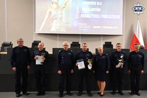 zwycięzca z pucharem w towarzystwie Komendanta Wojewódzkiego Policji w Katowicach nadinspektora Mariusza Krzystyniaka