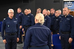 policjantka składa meldunek komendantowiwojewódzkiemu